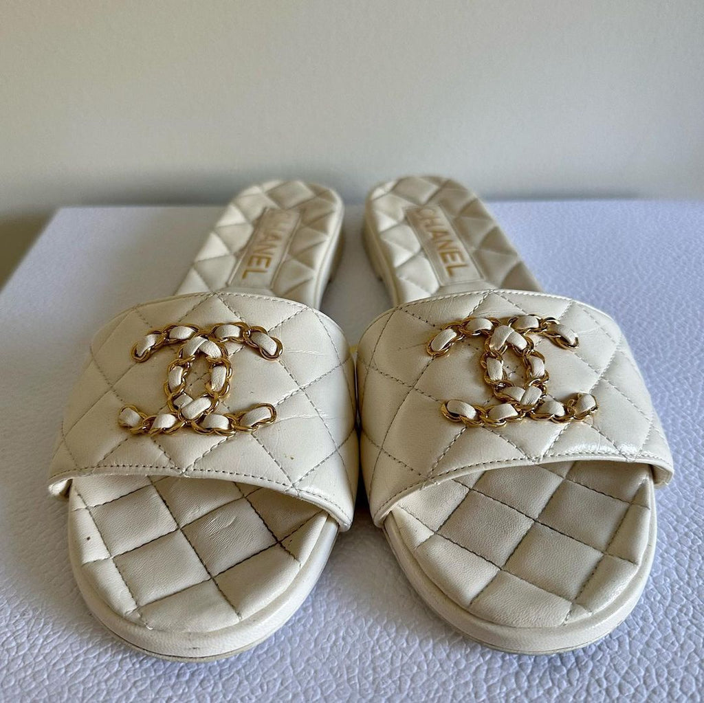 chanel black and white flip flops size